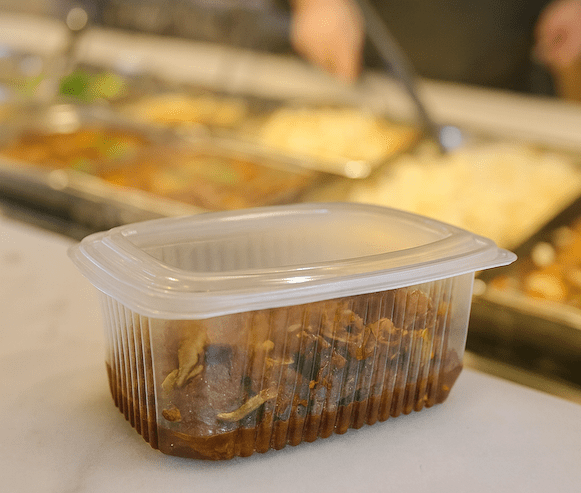 Boîte en polypropylène (PP) avec couvercle à charnière, remplie de plats chauds, idéale pour la restauration à emporter et les traiteurs, fermeture hermétique anti-fuites