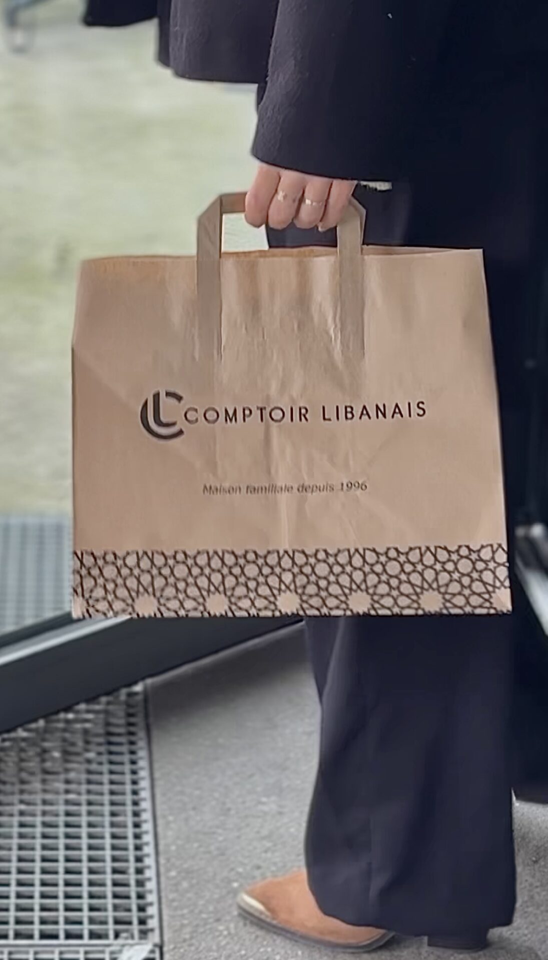 Sac en papier kraft personnalisé du restaurant Comptoir Libanais avec logo et motif oriental, utilisé pour les commandes à emporter.