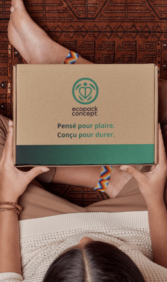 Personne tenant une boîte kraft Ecopack Concept avec le slogan “Pensé pour plaire, conçu pour durer”, packaging éco-responsable.